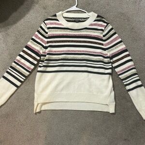 Classy sweater with striped with sparkling neutral colors.